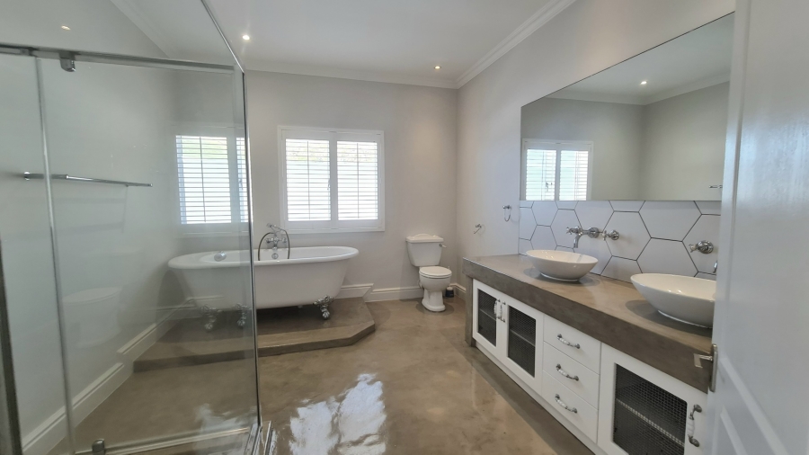 7 Bedroom Property for Sale in Whale Rock Western Cape